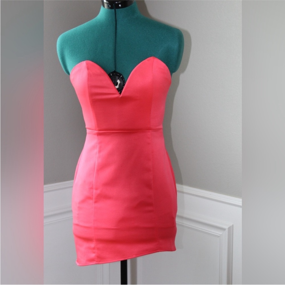 SUPERDOWN REVOLVE STRAPLESS V NECK MINI DRESS